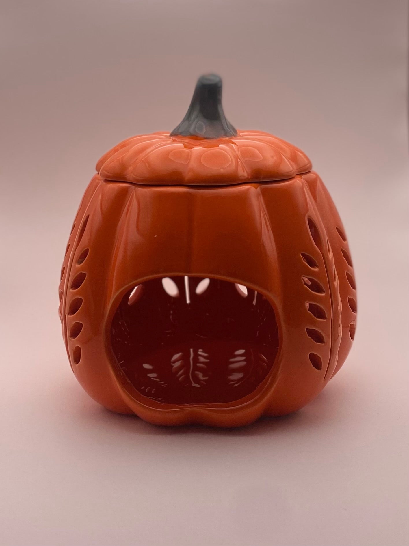 Citrouille orange ajourée